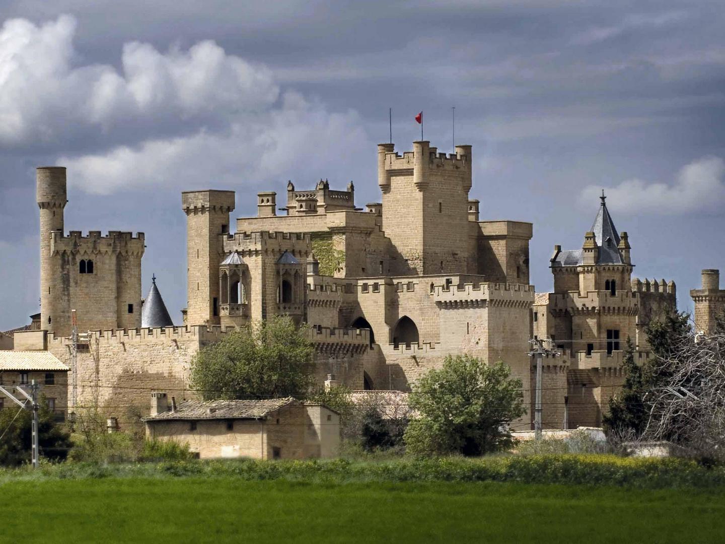 Castillo infante. Замок Олите Наварра. Замок Олите Испания. Королевский замок Олите. Королевство Наварра (Памплона).